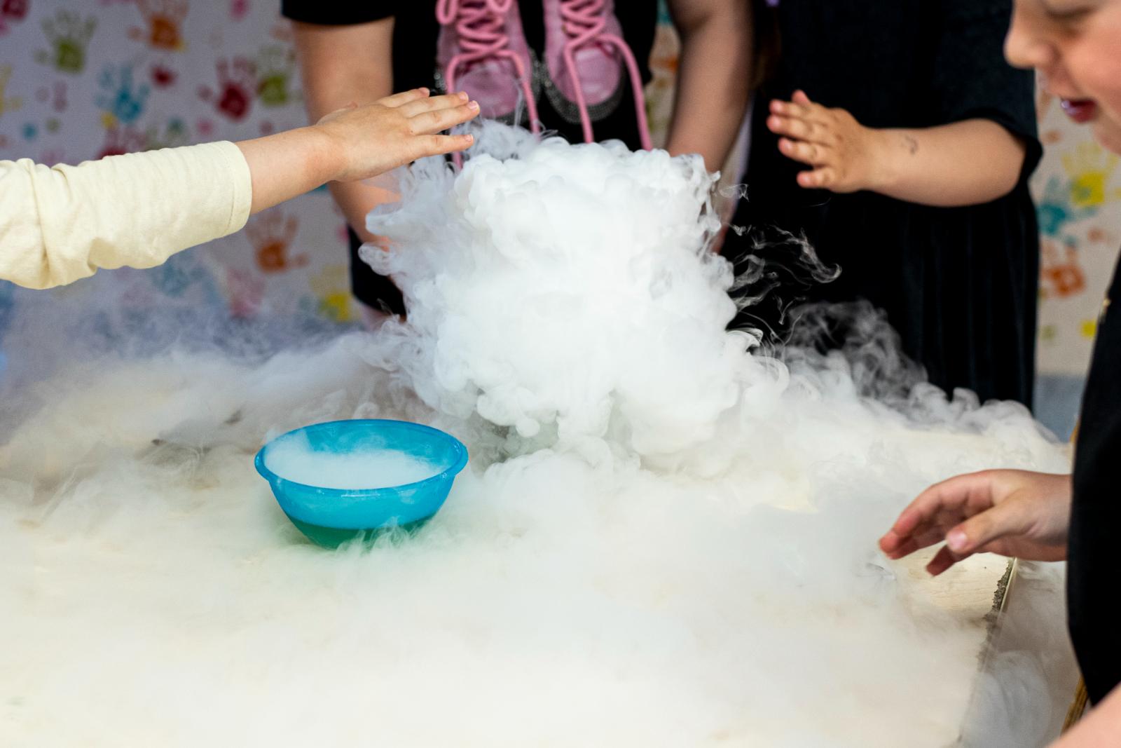 Dzieci przy suchym lodzie