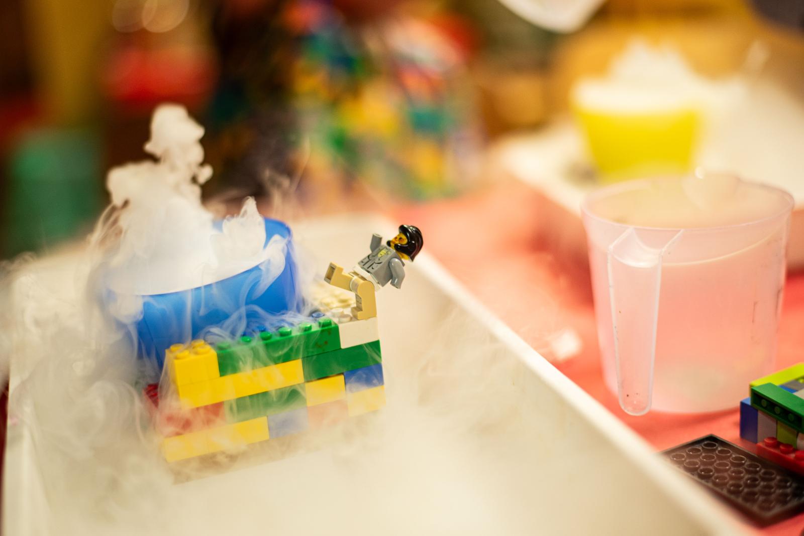 Dzieci przy eksperymencie z suchym lodem