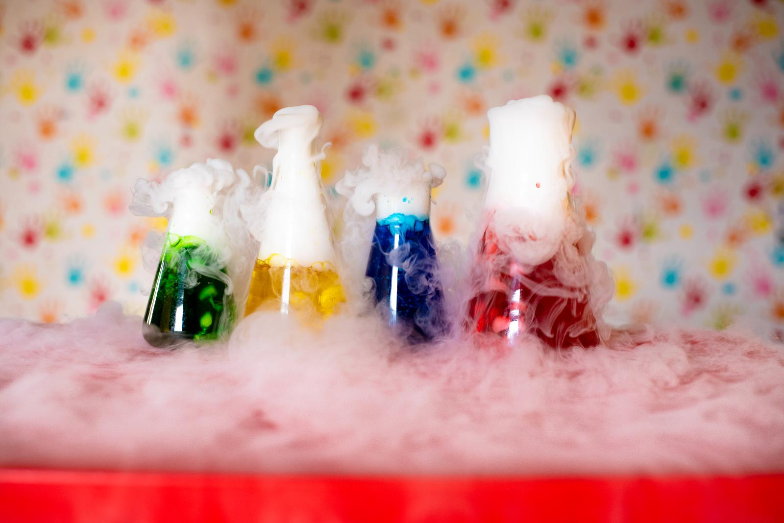 Kolorowe klocki magnetyczne na zajęciach